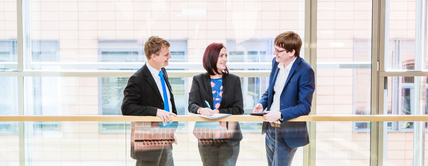 Karriere bei der Thüringer Aufbaubank (im Bild sind drei Mitarbeiterinnen und Mitarbeiter der TAB zu sehen)
