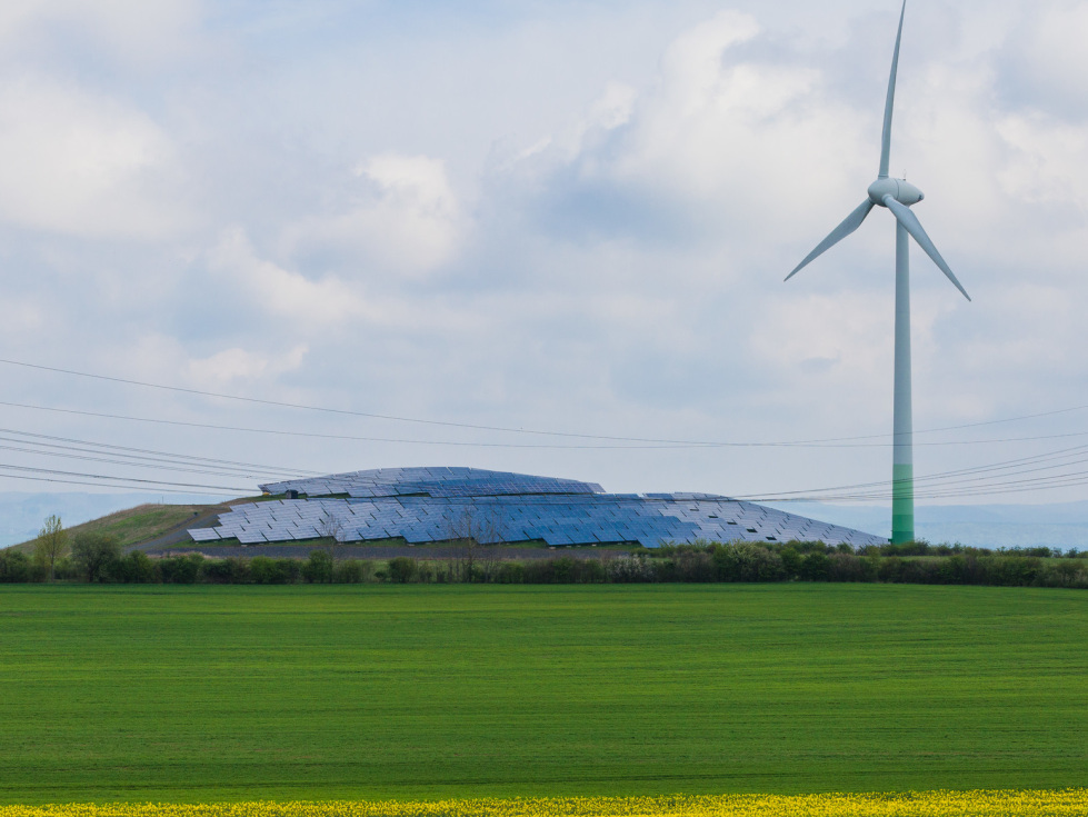 Nachhaltige Energie- und Ressourcenverwendung - RIS 3 Thüringen Spezialisierungsfeld (Im Bild: Windrad, Solaranlage, Rapsfeld)
