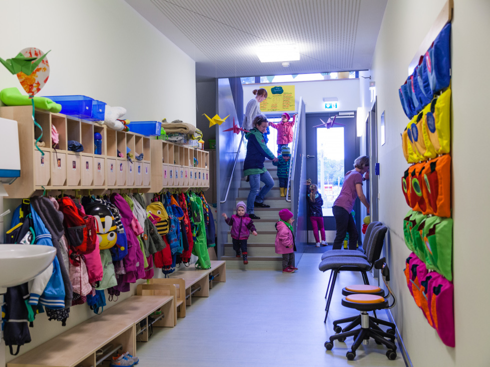 Förderung für soziale Infrastruktur in Thüringen (im Bild: Garderobe in einem Kindergarten mit vielen bunten Kindersachen)