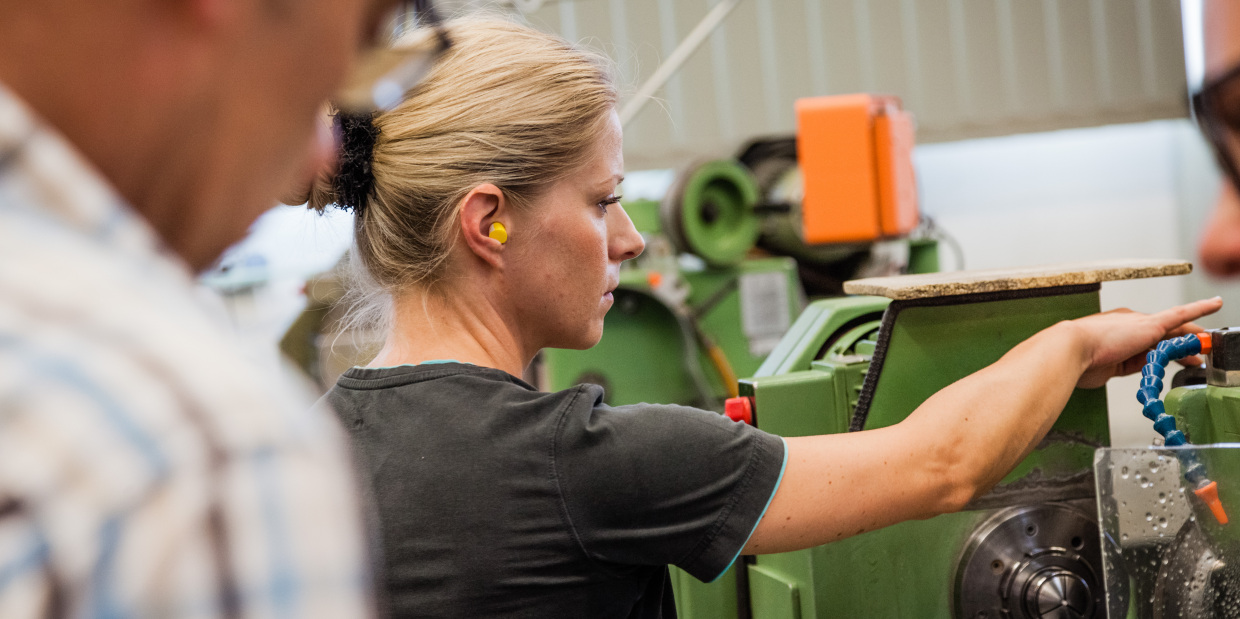 Förderung für Investitionen in Thüringen (im Bild: Arbeiterin bedient eine Maschine)