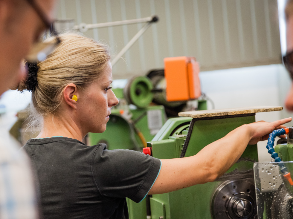 Förderung für Investitionen in Thüringen (im Bild: Arbeiterin bedient eine Maschine)