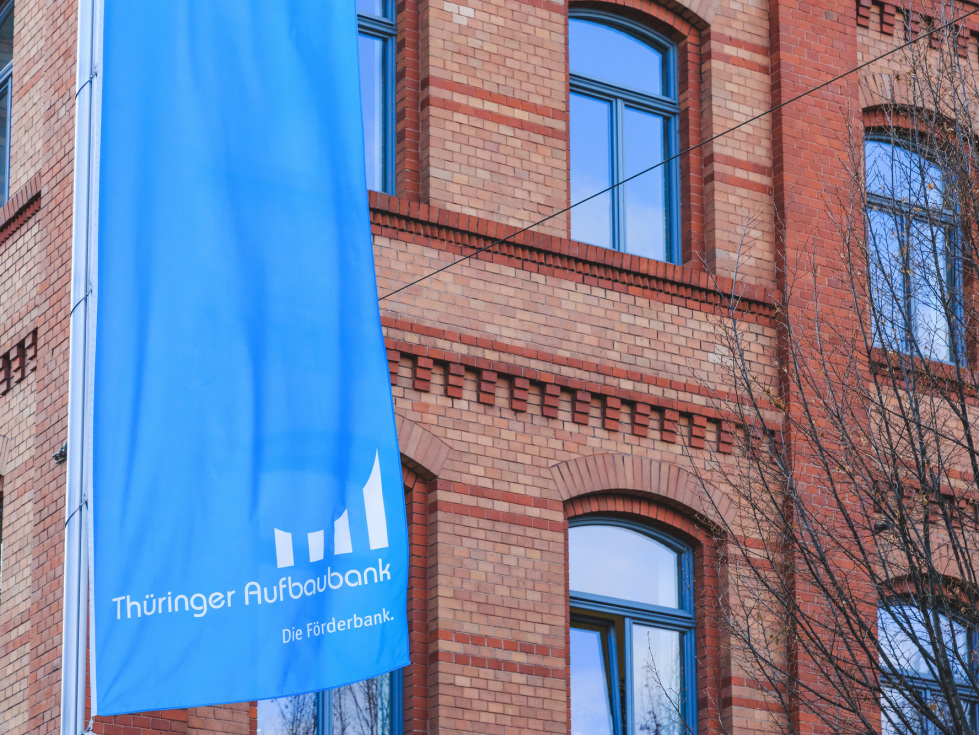Die Thüringer Aufbaubank ist die Förderbank des Landes Thüringen (im Bild sind TAB-Flaggen vor dem historischen Benary-Gebäude im Erfurter Brühl).