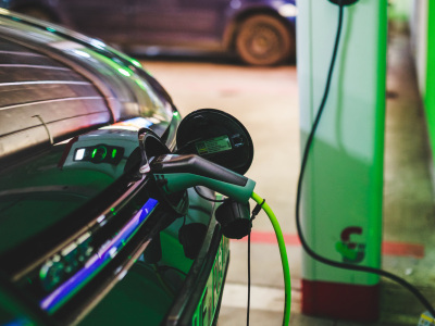 E-Mobil Invest (im Bild: Auto an Ladesäule im Parkhaus) E-Mobil Invest (im Bild: Auto an Ladesäule im Parkhaus)