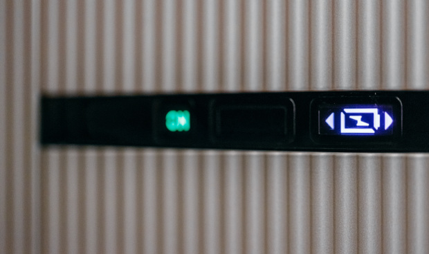 Auf dem Bild: Das Piktogramm einer ladenden Batterie als LED-Anzeige. Auf dem Bild: Das Piktogramm einer ladenden Batterie als LED-Anzeige.