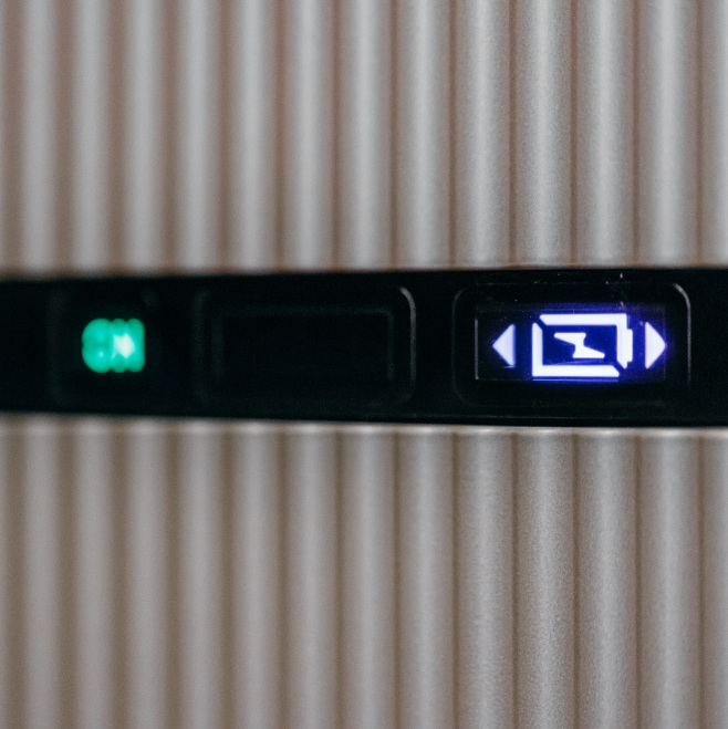 Auf dem Bild: Das Piktogramm einer ladenden Batterie als LED-Anzeige.