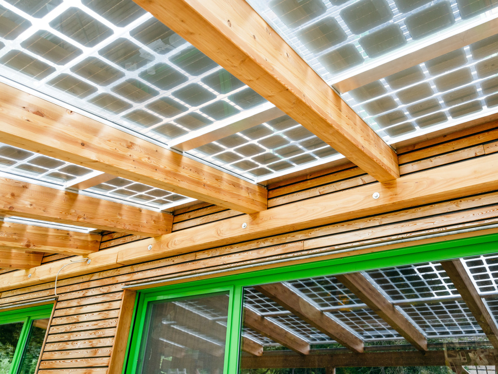 Solar Invest Thüringen (im Bild: ein Vordach eines Einfamilienhauses mit Solarmodulen)