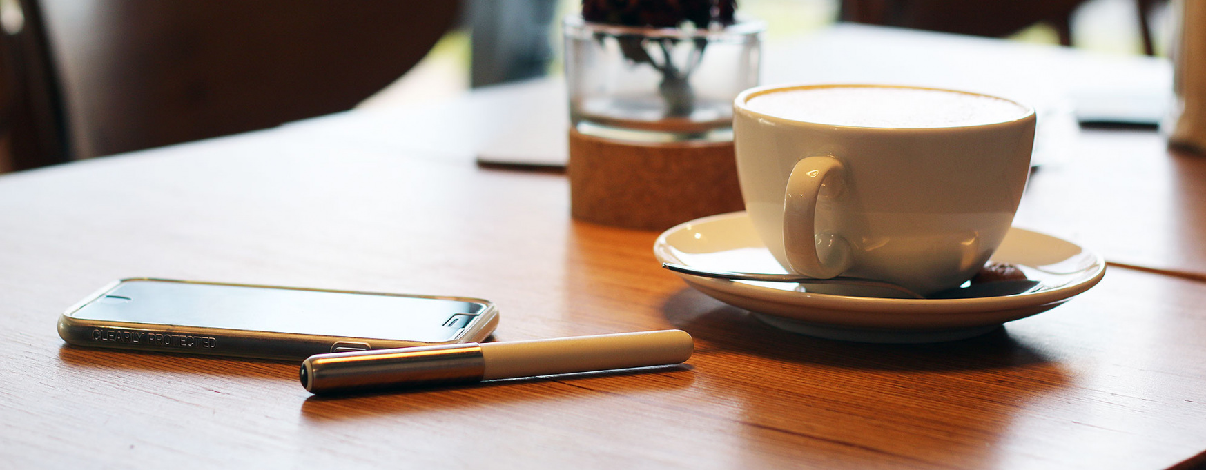 Interview mit Deutschlandstipendiatin Carolin Demar (im Bild: Kaffeetasse, Smartphone, Stift)