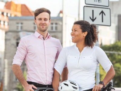 Gründungsteam Dashfactory: Lelia König und Sandro Beck (Gründungsteam auf einem belebten Platz in der Stadt, Lelia König schaut Sandro Beck an)