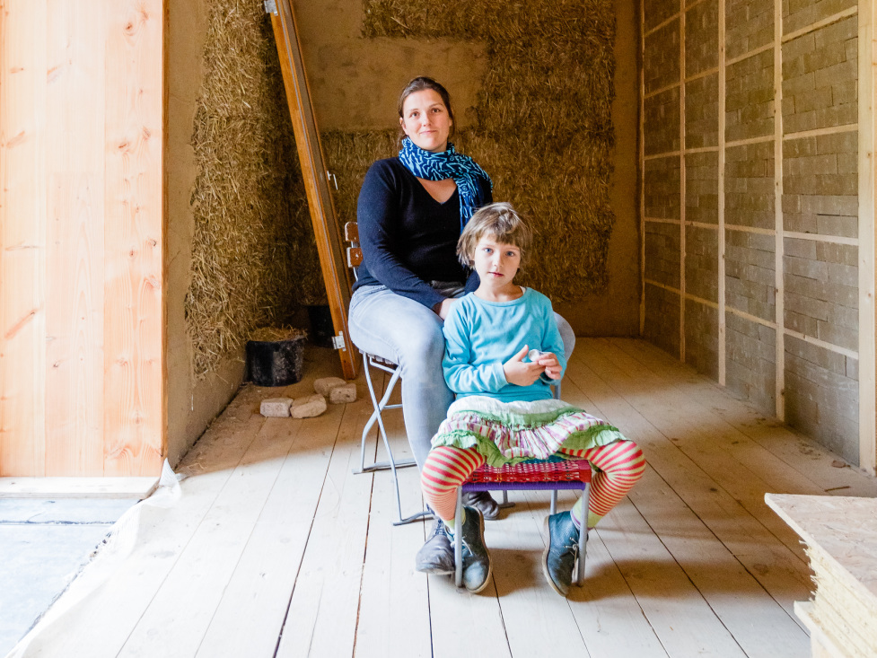 TAB Magazin 5 - Titelfoto (im Bild zu sehen ist Architektin Sarah Hoppe mit ihrem Kind aus der Baustelle)